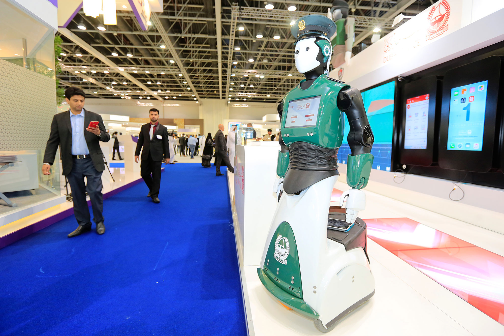 https://www.arabianbusiness.com/cloud/2021/09/13/BQGEHaaH-Dubai-Police-Robot.jpg