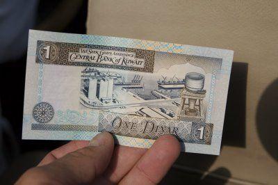 A Kuwait dinar banknote.