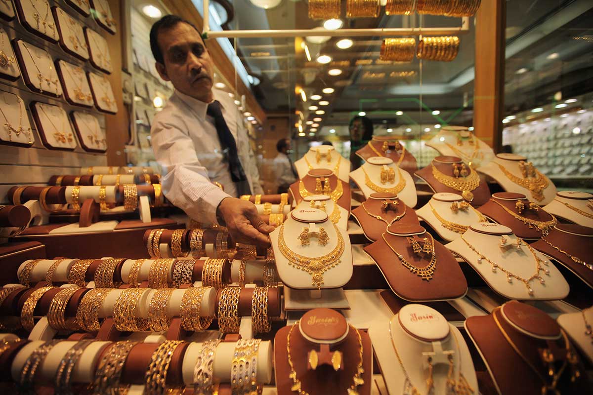 Золото можно вывозить. Золотые украшения из арабских Эмиратов. Золото в Дубае. Золотой рынок в Дубае. Сувениры из Дубая.