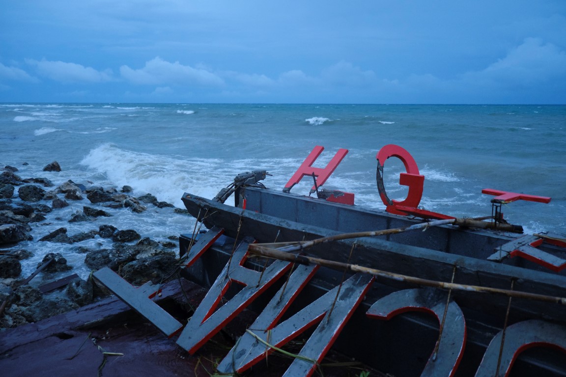 Desperate Search For Survivors As Indonesia Tsunami Death Toll Climbs   3STUs8io A Hotel Sign Damaged By A Tsunami At A Resort Hotel On December 23, 2018 In Tanjung Lesung, Indonesia (Medium) 