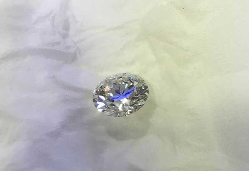 Dubai Police recovered a 3.27 carat diammond worth $82,000 (AED300,000) in India, just 20 hours after it was stolen from a store in the emirate.