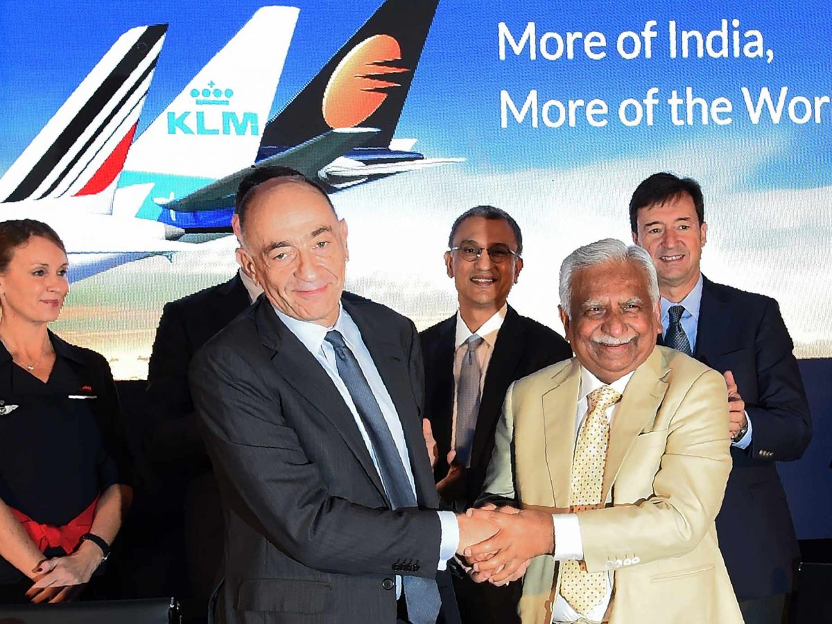 Jean-Marc Janaillac (2L), Chief Executive Officer of Air France-KLM shakes hands with Naresh Goyal (2R), founder Chairman of Jet Airways, after signing an agreement during a press conference in Mumbai on November 29, 2017. Air France-KLM and Jet Airways - India's leading airline, signed a cooperation agreement for the development of their