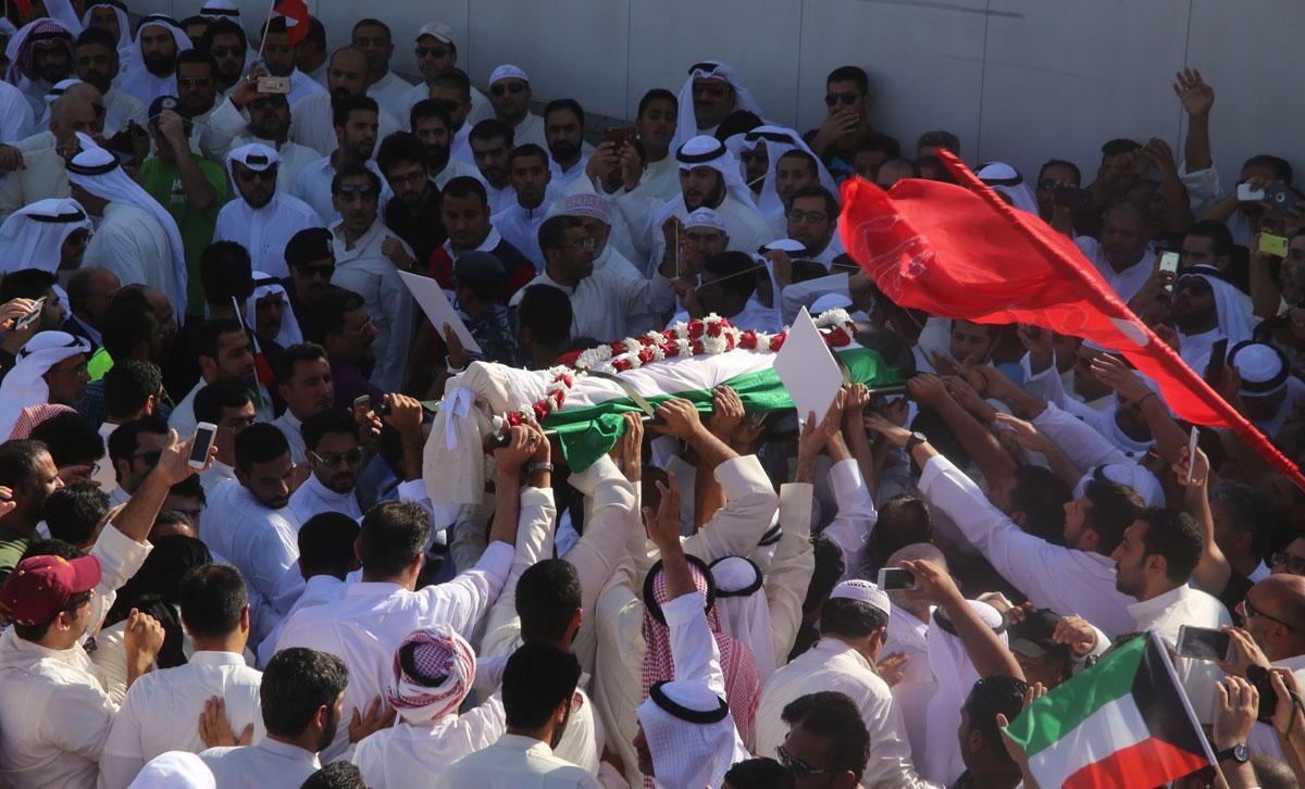 Mourners carry the body of one of the victims of the Al-Imam Al-Sadeq mosque bombing, during a mass funeral at Jaafari cemetery in Kuwait City. (AFP/Getty Images)