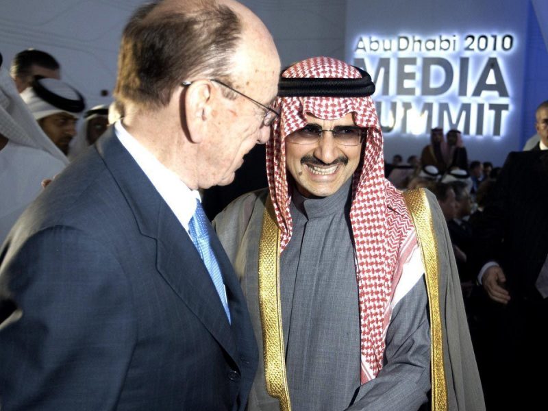 Prince Alwaleed greets News Corps Rupert Murdock at an Abu Dhabi media conference