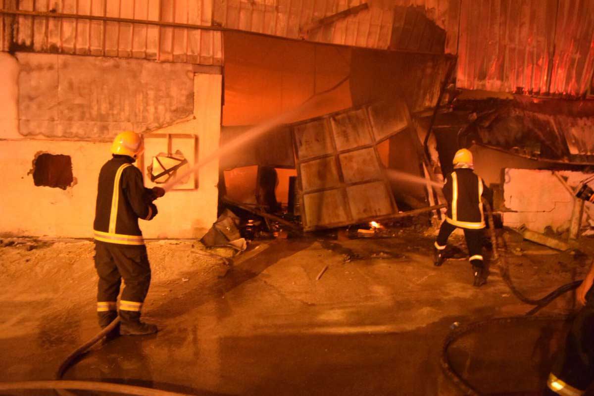 Riyadh civil defence put out a fire that broke out at a carpentry workshop in the Badr district of Riyadh, the Saudi civil defence wrote on its official Twitter account.