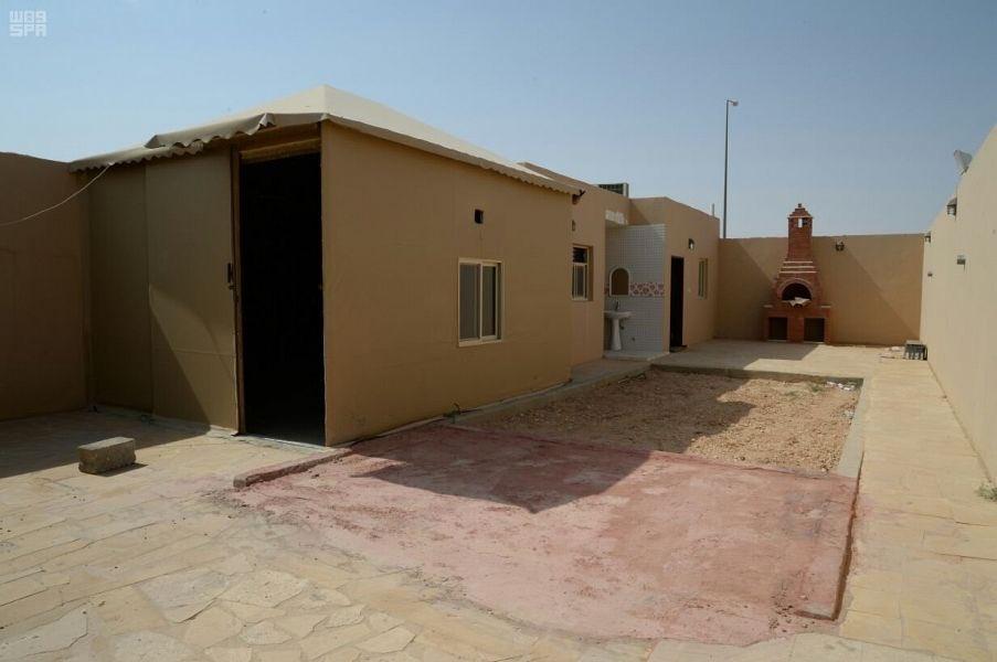 Photos published by SPA showed a safe house - a small, one-storey building in an enclosed courtyard - where the Yemeni men had allegedly sheltered and trained to use suicide belts.