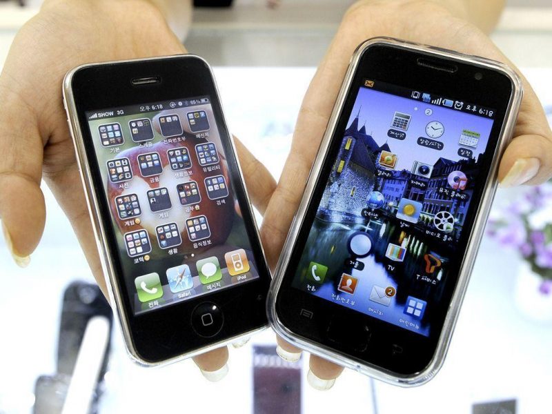 A South Korea shop manager shows Samsung Electronics Galaxy S mobile phone (R) and Apples iPhone 3G at a shop in Seoul