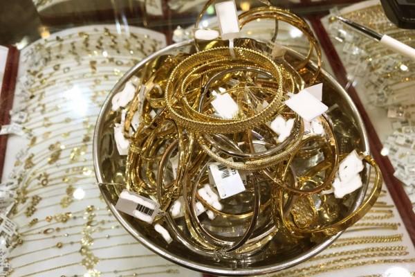 Abu Dhabi Police seized 27kg of fake gold jewellery being sold as international designer brands at a local market.
Image: WAM.