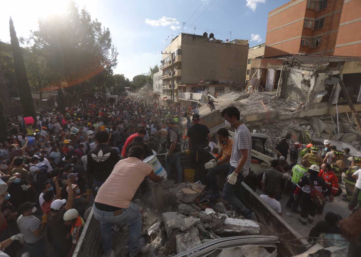 Rescuers search for survivors buried under the rubble and debris of a building flattened by a 7.1-magnitude quake in Mexico City on September 19, 2017. The number of people killed in a devastating earthquake that struck Mexico City and nearby regions has risen to 138, the government said.