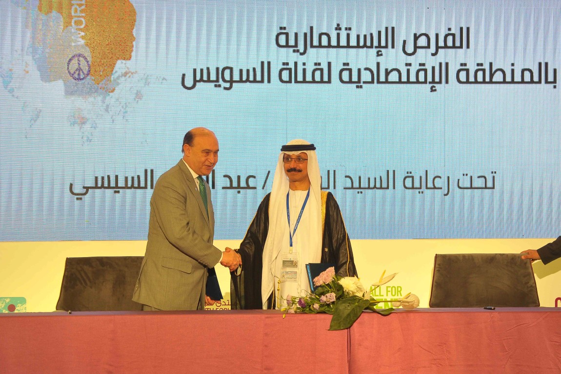 DP World Group Chairman and CEO Sultan Ahmed Bin Sulayem and Admiral Mohab Mamish, Chairman of the Suez Canal Authority and Chairman of the Suez Canal Economic Zone (SCZone) signing the partnership agreement at the World Youth Forum in Sharm el-Sheikh.