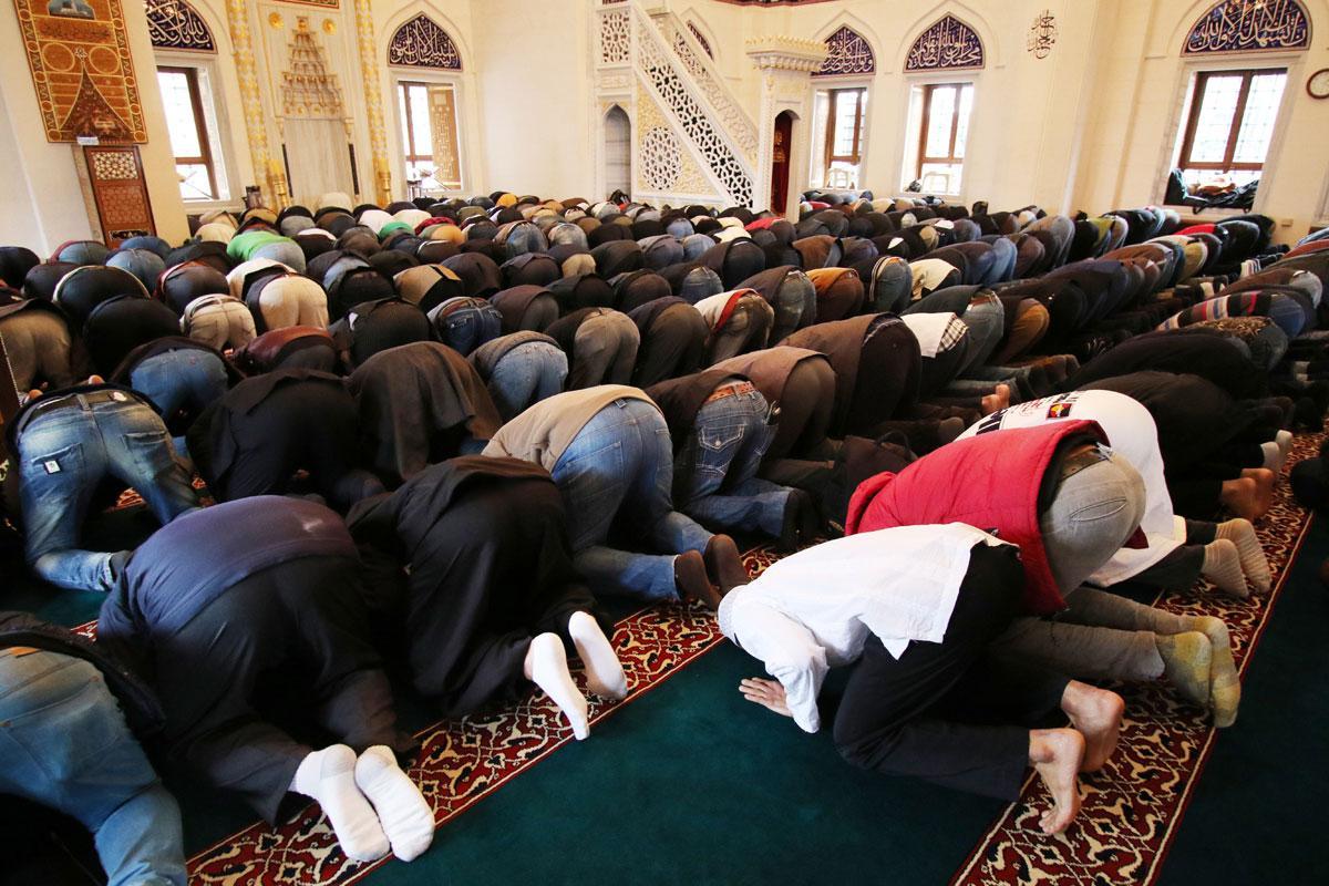 UK mosques open doors to ease tensions with non-believers - Arabian ...