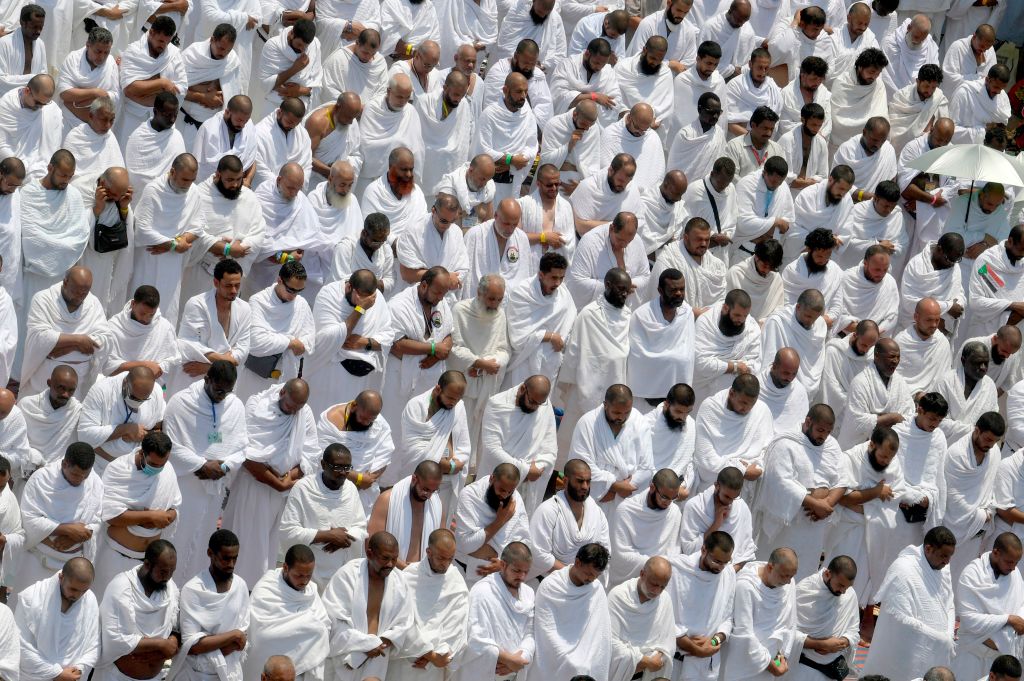 Muslim pilgrims pray outside the Namirah mosquee at Mount Arafat. (FETHI BELAID/AFP/Getty Images)