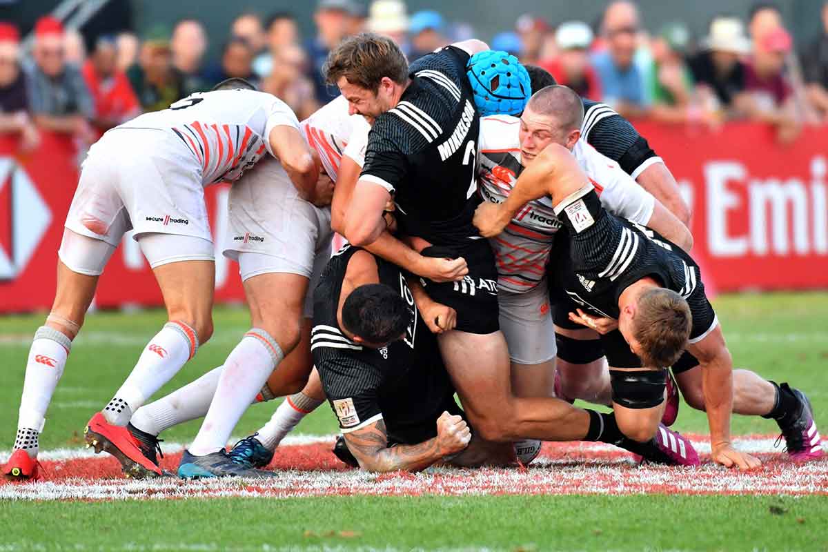 New Zealand and England players vie for the ball during the semi-final match between New Zealand and England in the Men's Sevens World Rugby Dubai Series on December 2, 2017 in Dubai.