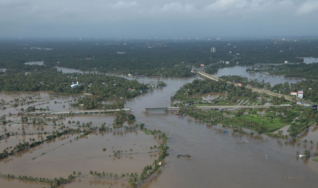 Kerala floods: More bodies found as toll hits 370 - Arabian Business ...