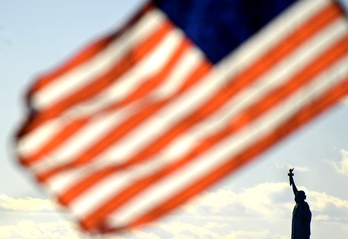 Statue of liberty, US flag