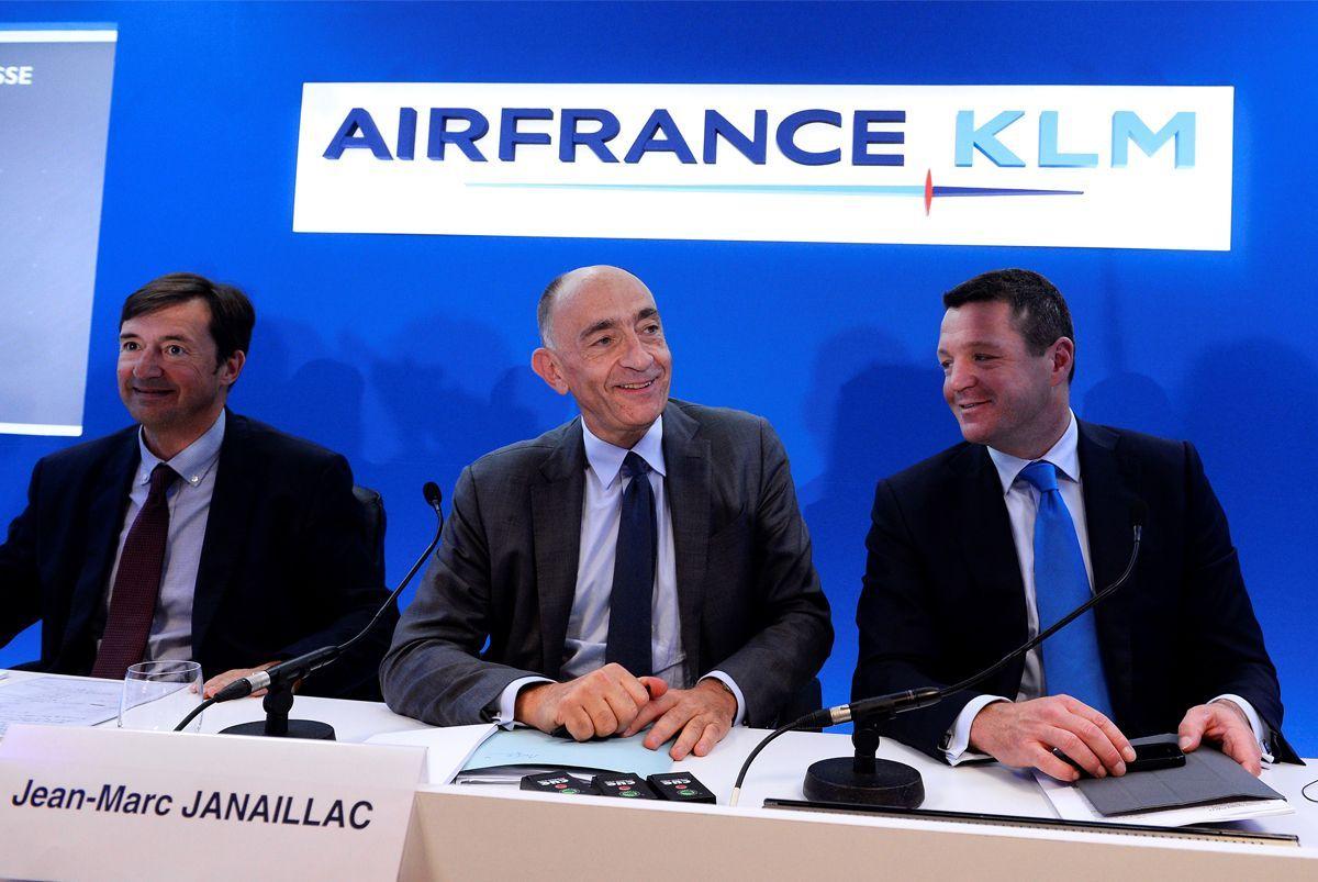 Air France-KLM group CEO, Jean-Marc Janaillac (C) presents the Air France-KLM new strategic Trust Together project, flanked by New Air France CEO Franck Terner (L) and KLM President and CEO Pieter Elbers (R). Air France-KLM said o it will launch an assault on the competition with the creation of a long and medium-haul subsidiary, aimed at