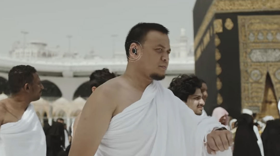 The video from the Ministry of Hajj & Umrah shows how each pilgrim will receive a wristband, earpiece and contactless card to support them through different stages of their pilgrimage.