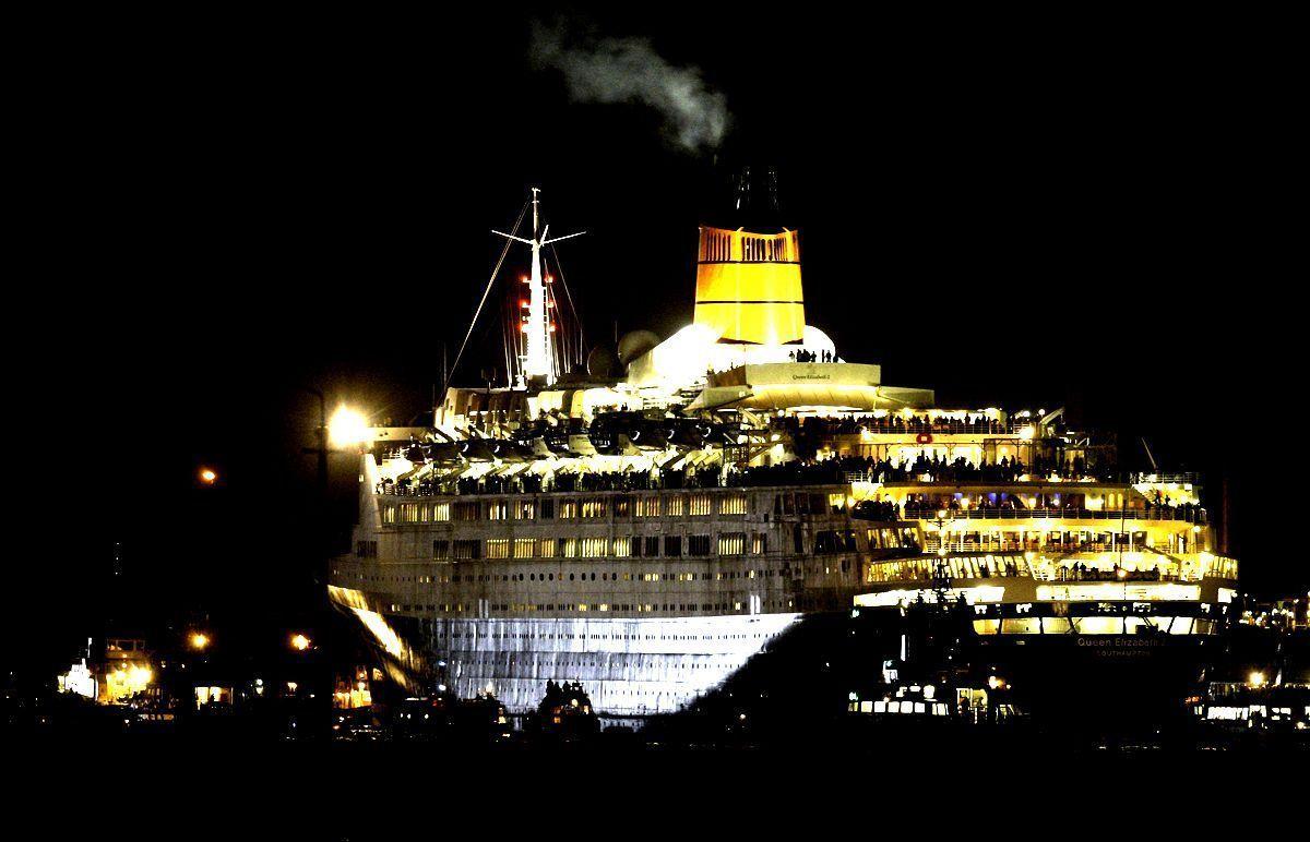 Istithmar World is to relaunch the iconic QE2 cruise liner as a 300-room luxury floating hotel.