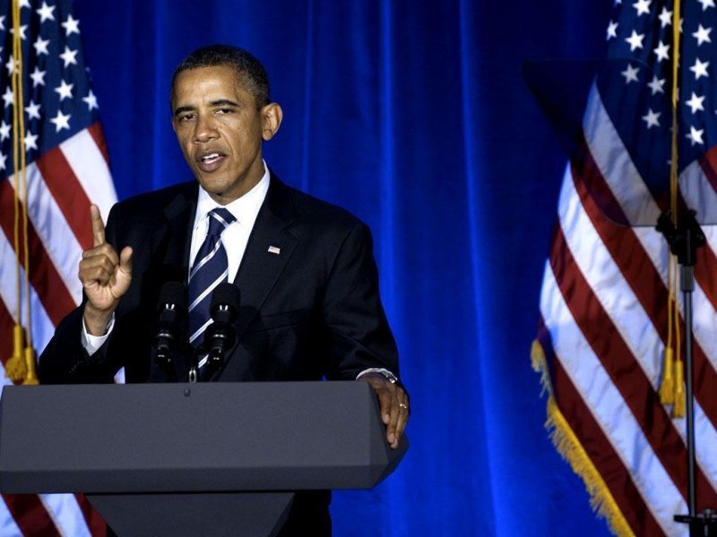 US President Barack Obama has agreed to delay a weapons sale to Bahrain