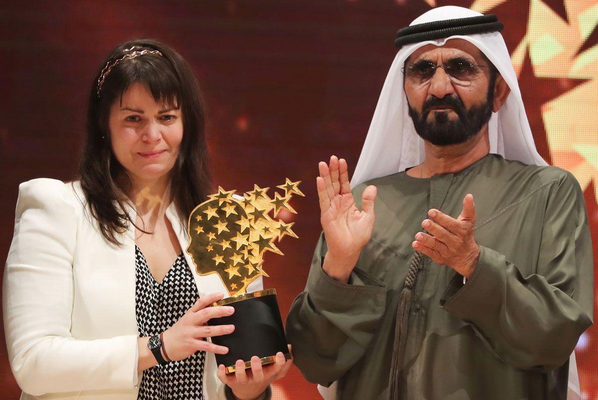 Canadian teacher Maggie MacDonnell (L) receives the Global Teacher Prize from Sheikh Mohammed bin Rashid al-Maktoum, vice-president and Prime Minister of the UAE and Ruler of Dubai, during a ceremony in Dubai. (KARIM SAHIB/AFP/Getty Images)