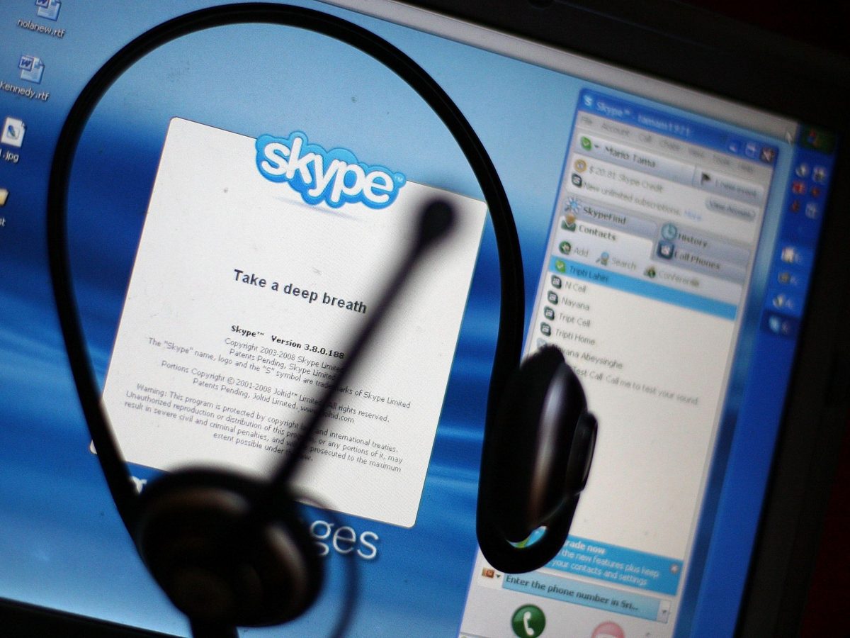 UAE telecoms regulators are in talks with Microsoft and Apple to potentially lift the ban on free video and voice call apps Skype and FaceTime.