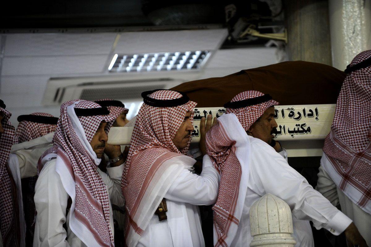 Saudi members of the royal family carry the body of Crown Prince Nayef bin Abdul Azziz (AFP/Getty Images).