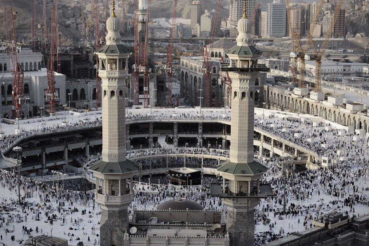 15 days must be spent in visiting the two grand mosques in Mecca and Medina during their 30-day Umrah stay.