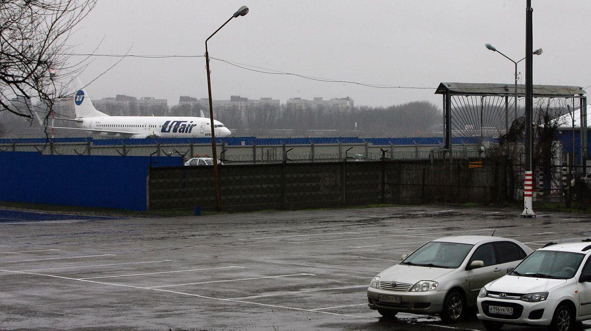 An airplane from Russian airline UTair Aviation is parked at the airfield of the airport in Rostov-on-Don. (SERGEI VENYAVSKY/AFP/Getty Images)