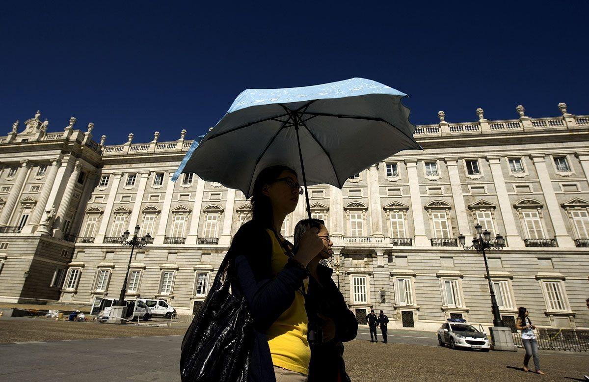 Tourists pass in front of Spain's Royal palace in Madrid. (Getty Images)