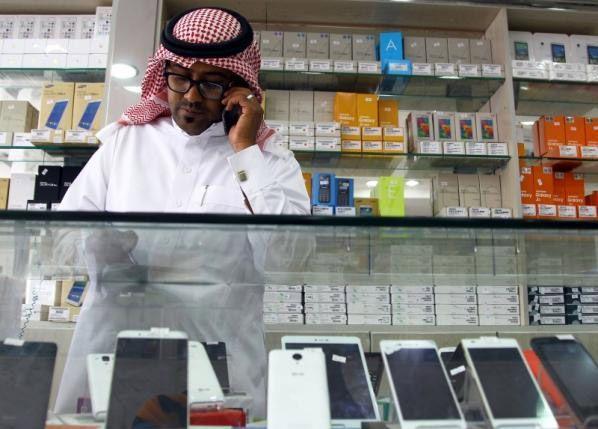 A Saudi vendor speaks on his phone as he waits for customers at a mobile shop in Riyadh, Saudi Arabia March 21, 2016. (REUTERS/FAISAL AL NASSER)