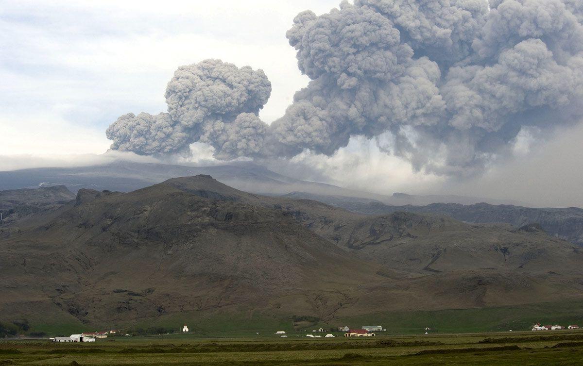 Iceland puts on a show as two of its volcanoes spew out lava - Arabian ...