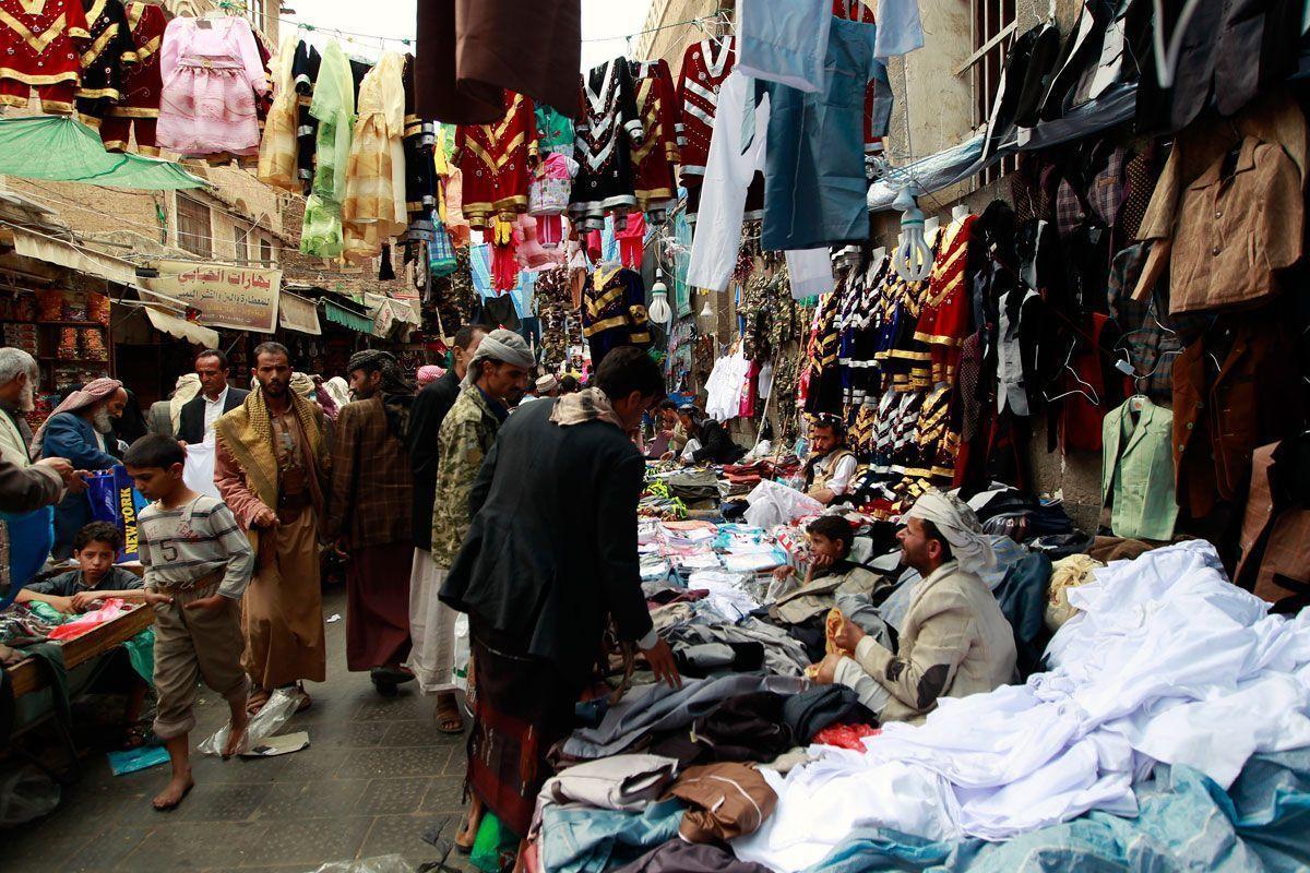 In Pictures Yemen Ramadan Market Crowd Arabian Business   DMwtK6VZ 544400202 