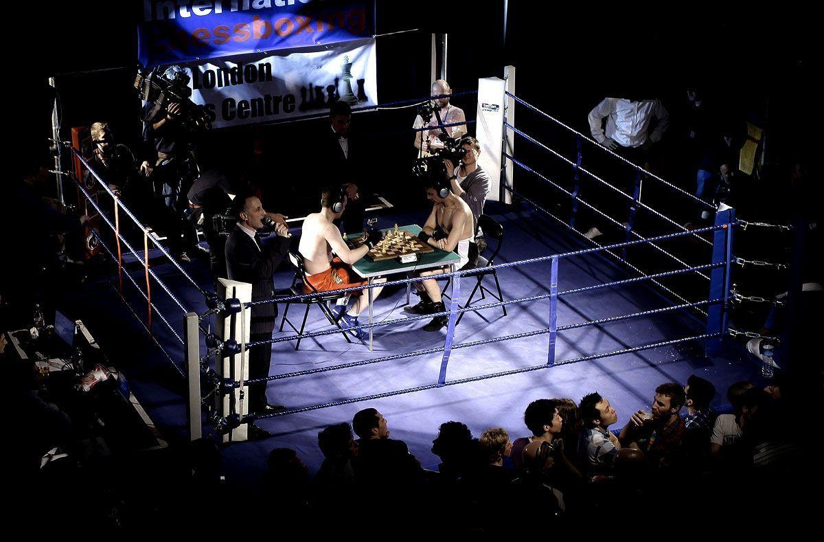 Sport - London Chessboxing Grandmaster Bash! - Scala. A girl carries round  a Round 1 sign ringside at the London Chessboxing Grandmaster Bash at  Scala, London Stock Photo - Alamy