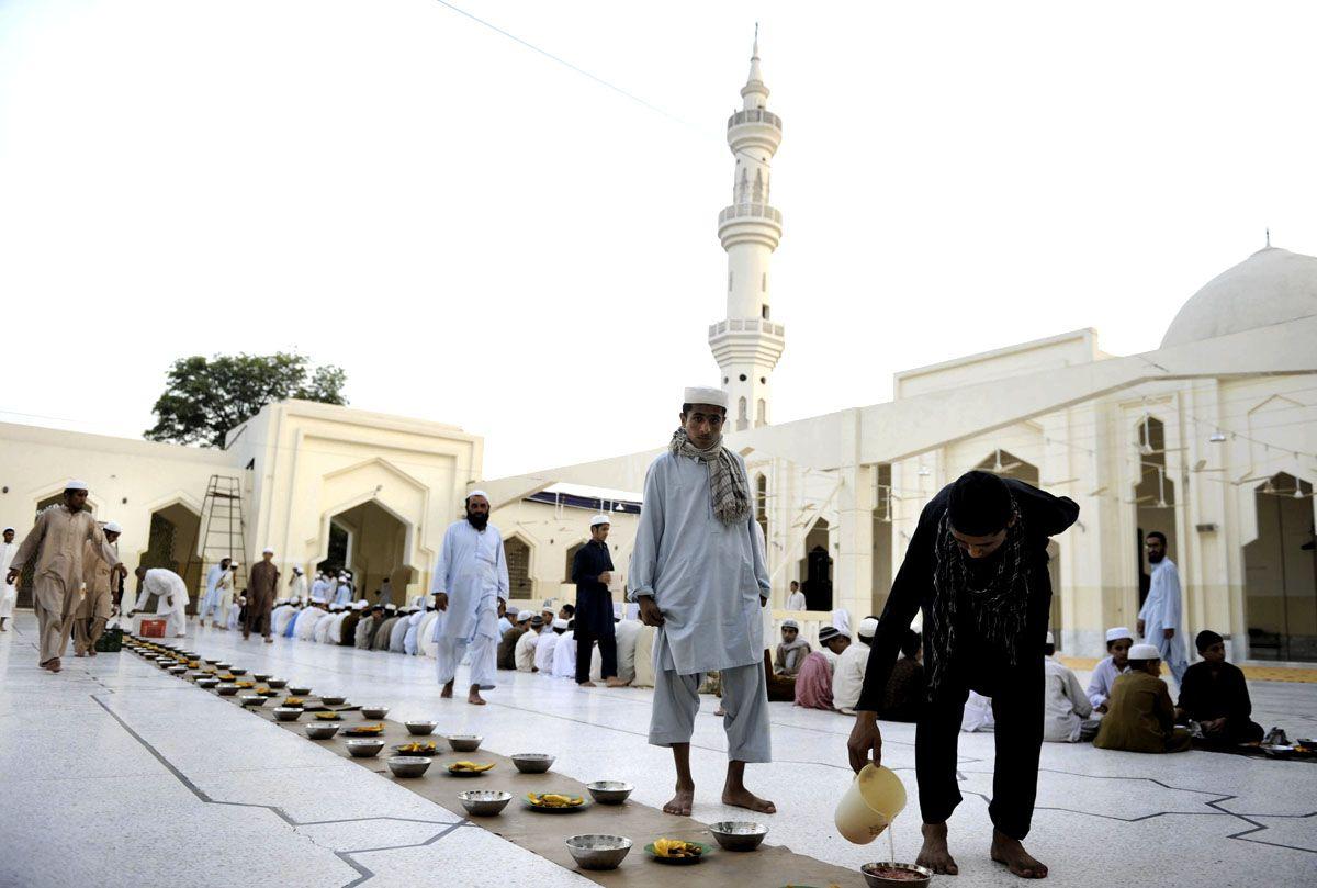 Pakistani Muslims mark first Iftar of Ramadan - Arabian Business ...