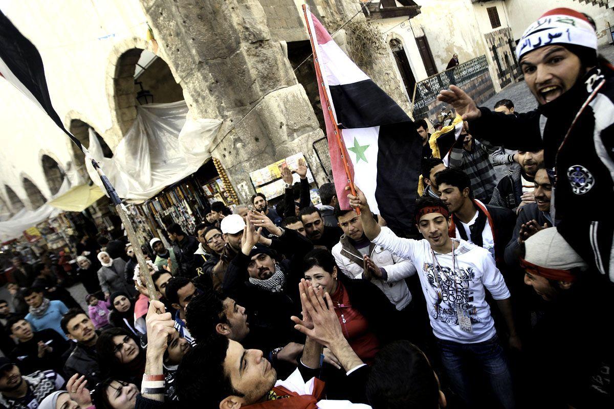 Syrians form human shield - Arabian Business