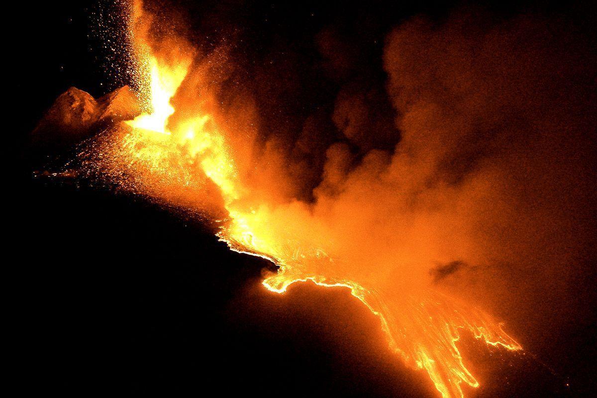 Italy's Mount Etna bursts into life in 15th eruption this year ...