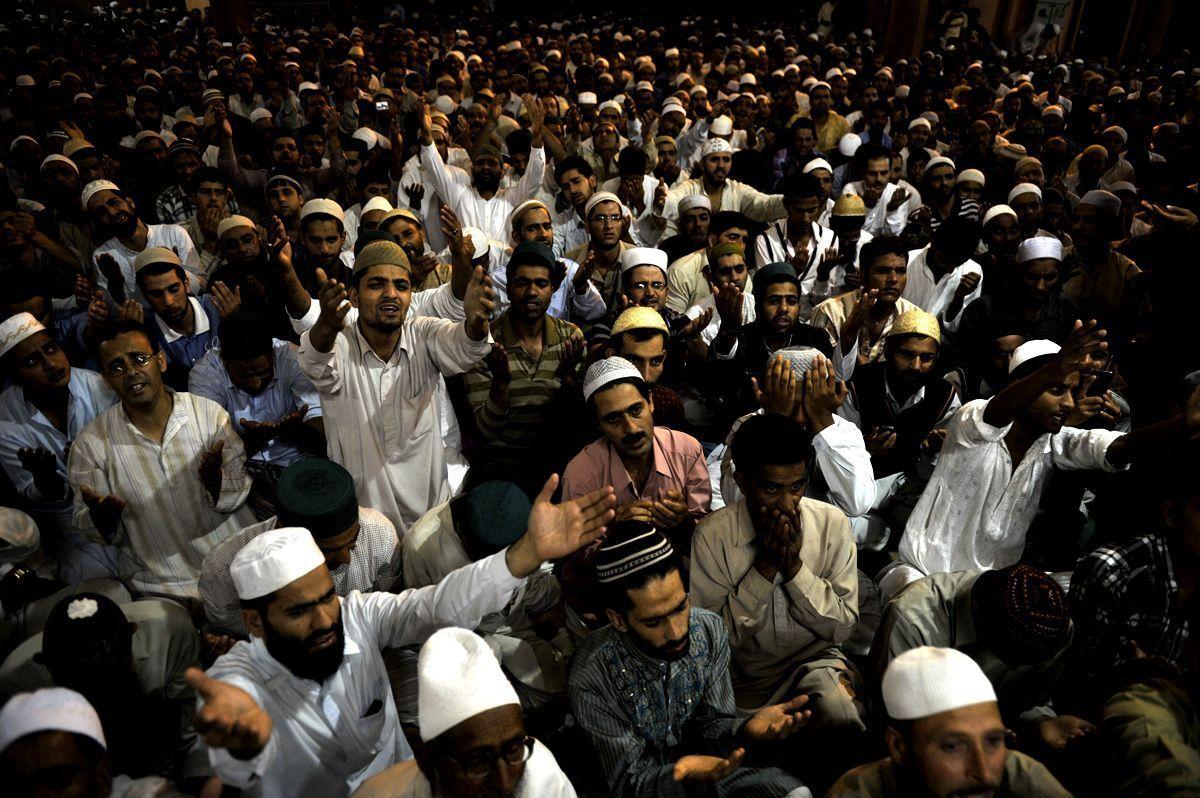 Kashmiri Muslims pray during Night of Power - Arabian Business