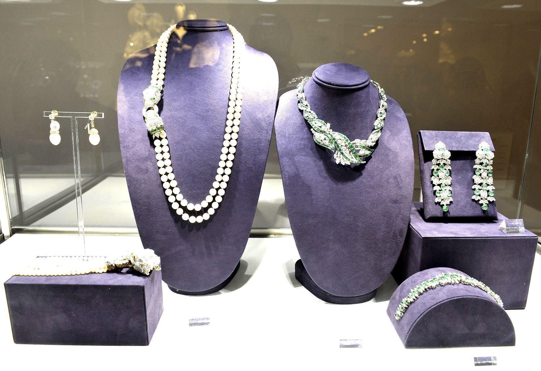 Auction of Elizabeth Taylor's jewels sets world record‎ - Arabian ...