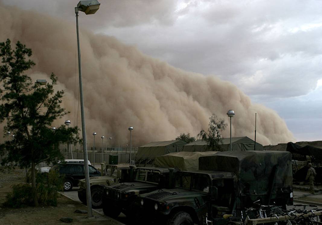 Massive sand storm brings Kuwait to a standstill - Arabian Business ...