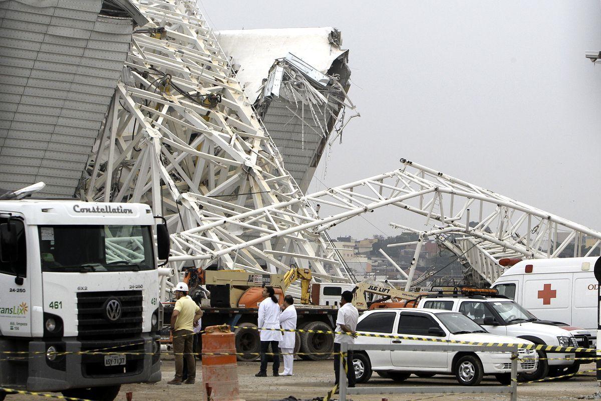 Crane collapse tragedy at World Cup stadium - Arabian Business: Latest News  on the Middle East, Real Estate, Finance, and More