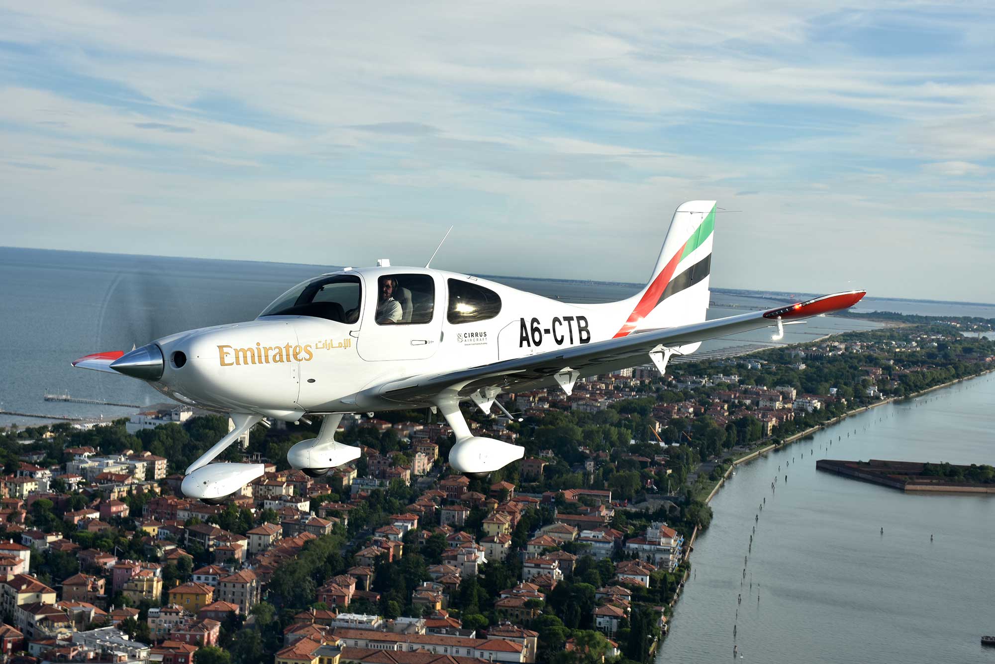 Fly aviation. Cirrus sr22 Emirates. Emirates Flight Training Academy. Fly Emirates самолеты. Emirates Flight Training Academy флот.