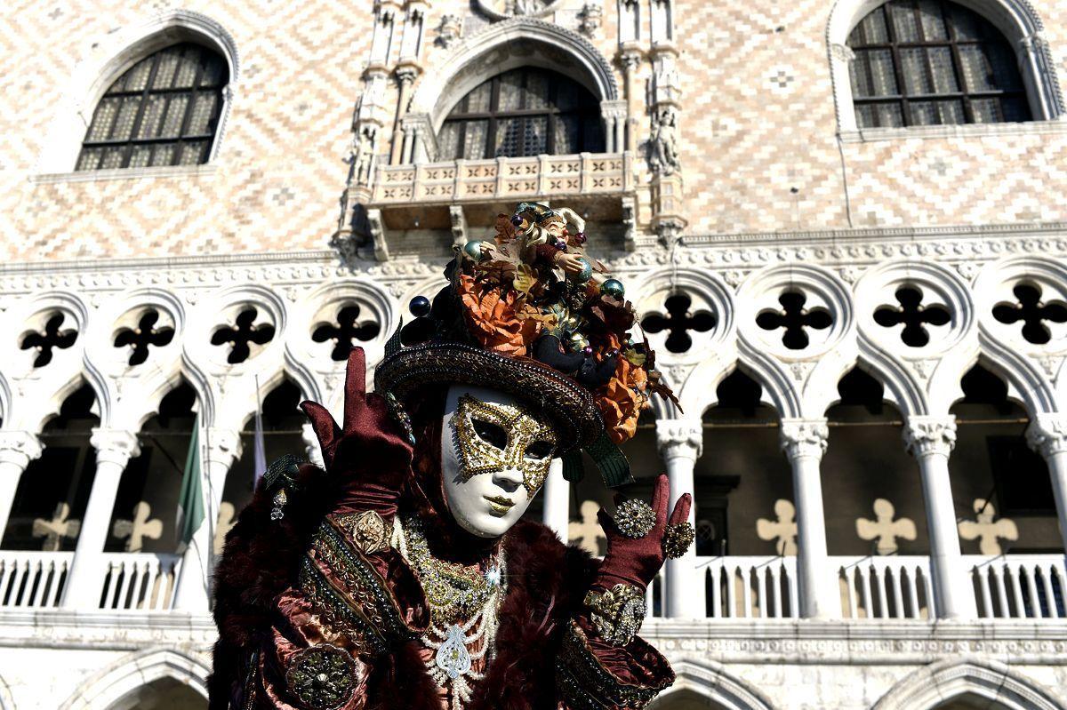 Venice carnival brings ‘Wonder and Fantasy’ - Arabian Business: Latest ...