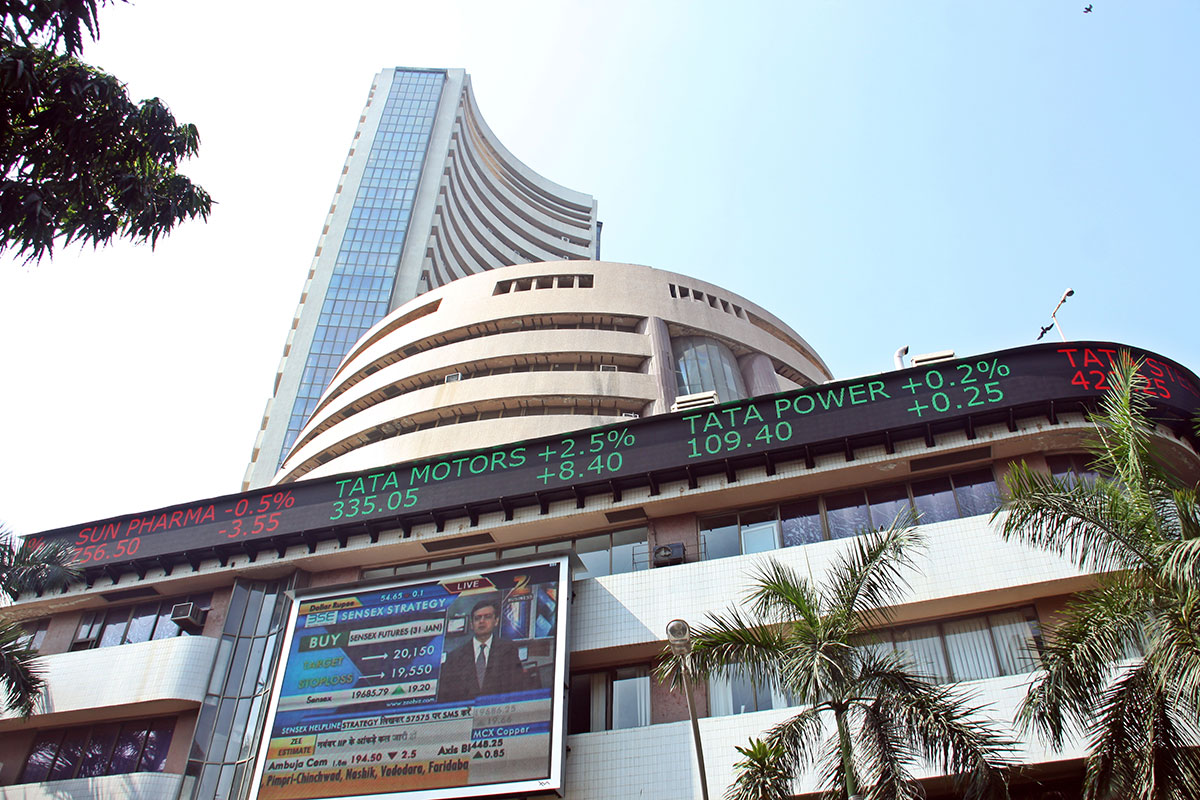 Mumbai, India. 21st Jan, 2021. Indian onlookers watch the Bombay Stock  Exchange (BSE) digital broadcast outside the BSE in Mumbai, India, Jan. 21,  2021. Indian markets closed lower on Thursday. Market benchmarks