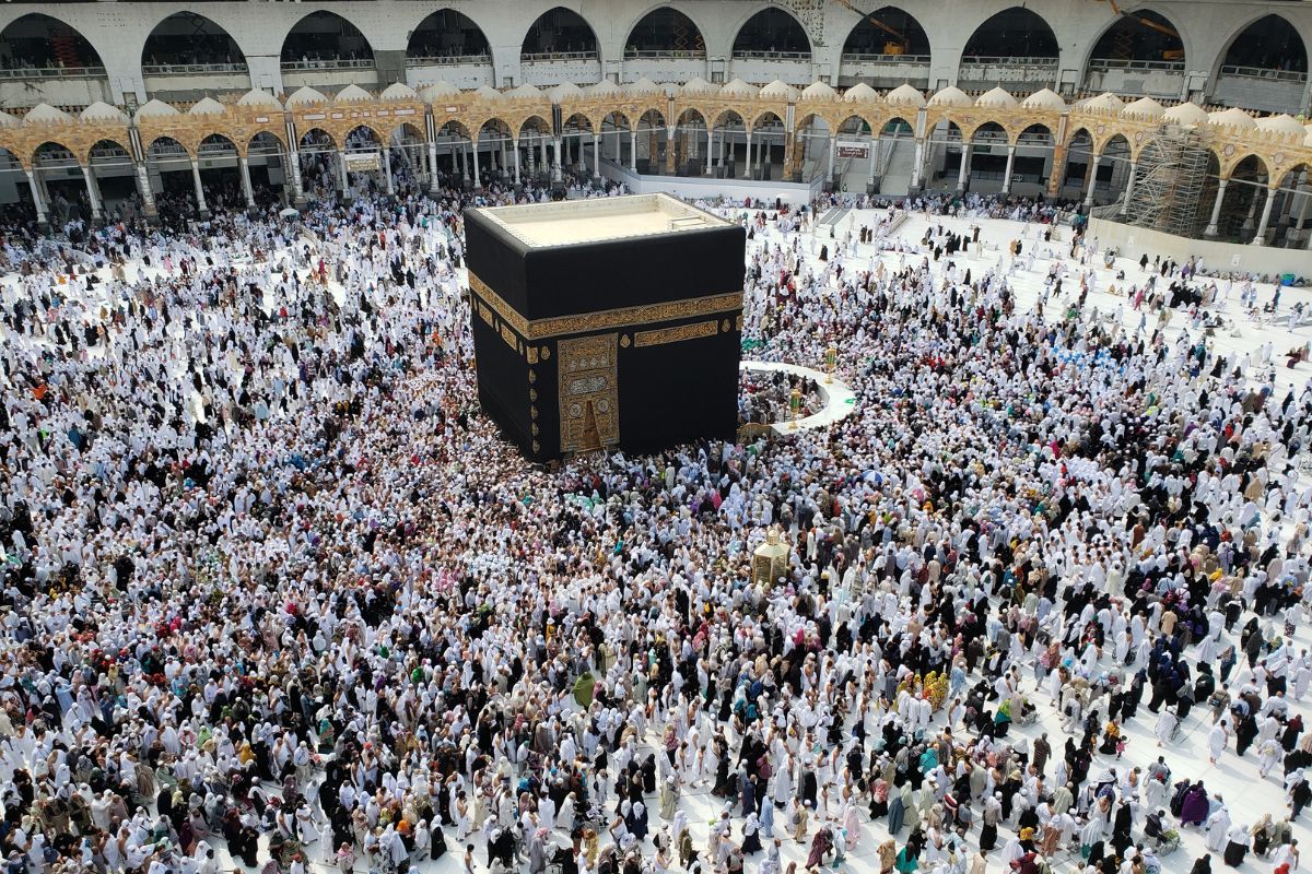 Saudi bans residents entering Makkah without Hajj permit - Arabian ...