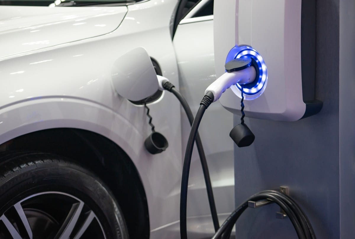 UAE plans 800 electric vehicle charging outlets - Arabian Business ...