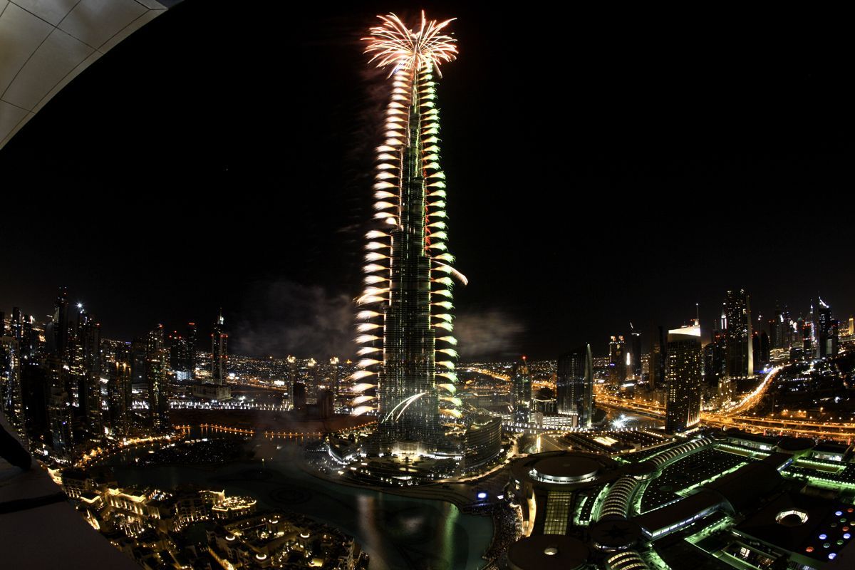 Dubai Ushers In New Year With Spectacular Show Arabianbusiness