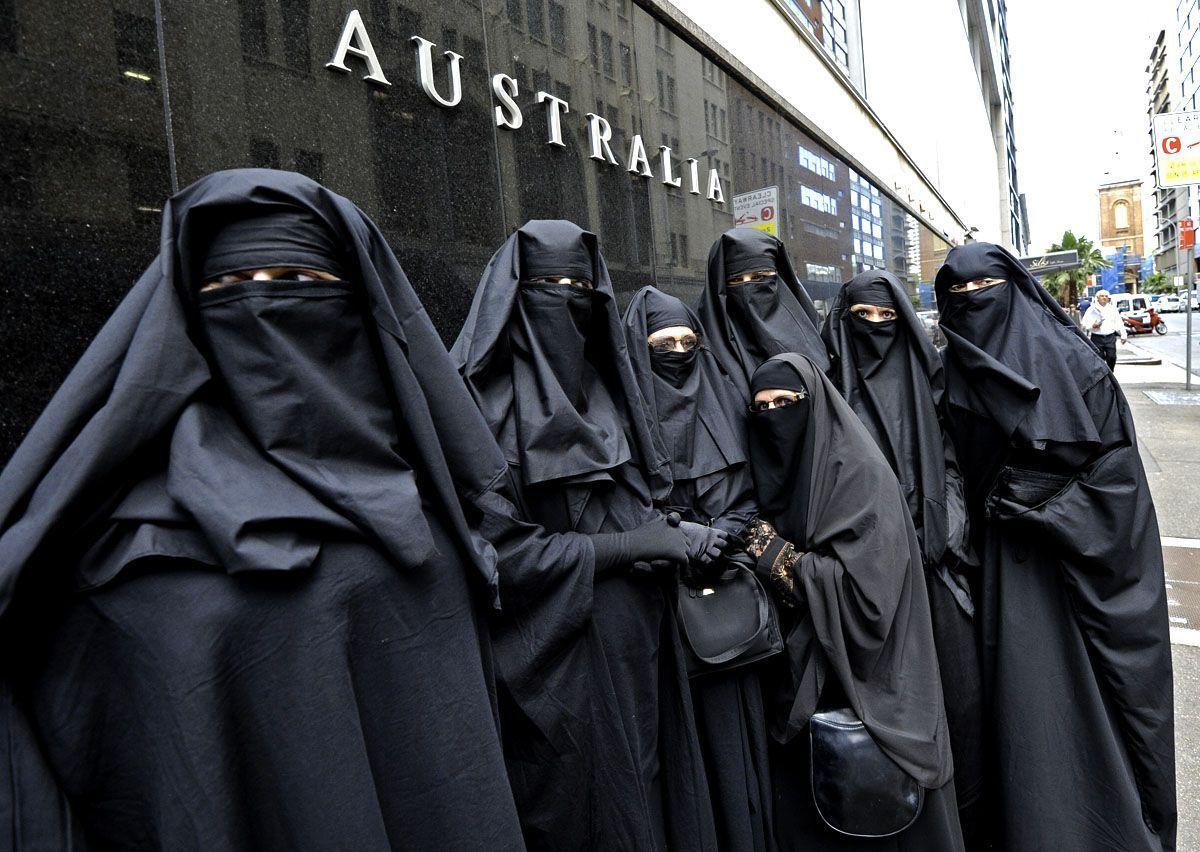 Australian Men Call For Muslim Veil Ban By Donning Burqas Arabianbusiness