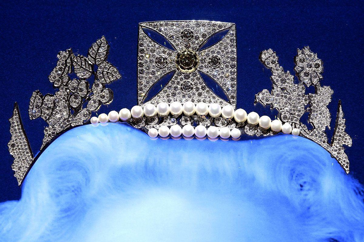 UK Queen's jeweller unveils new crown holding more than 1,000 diamonds ...