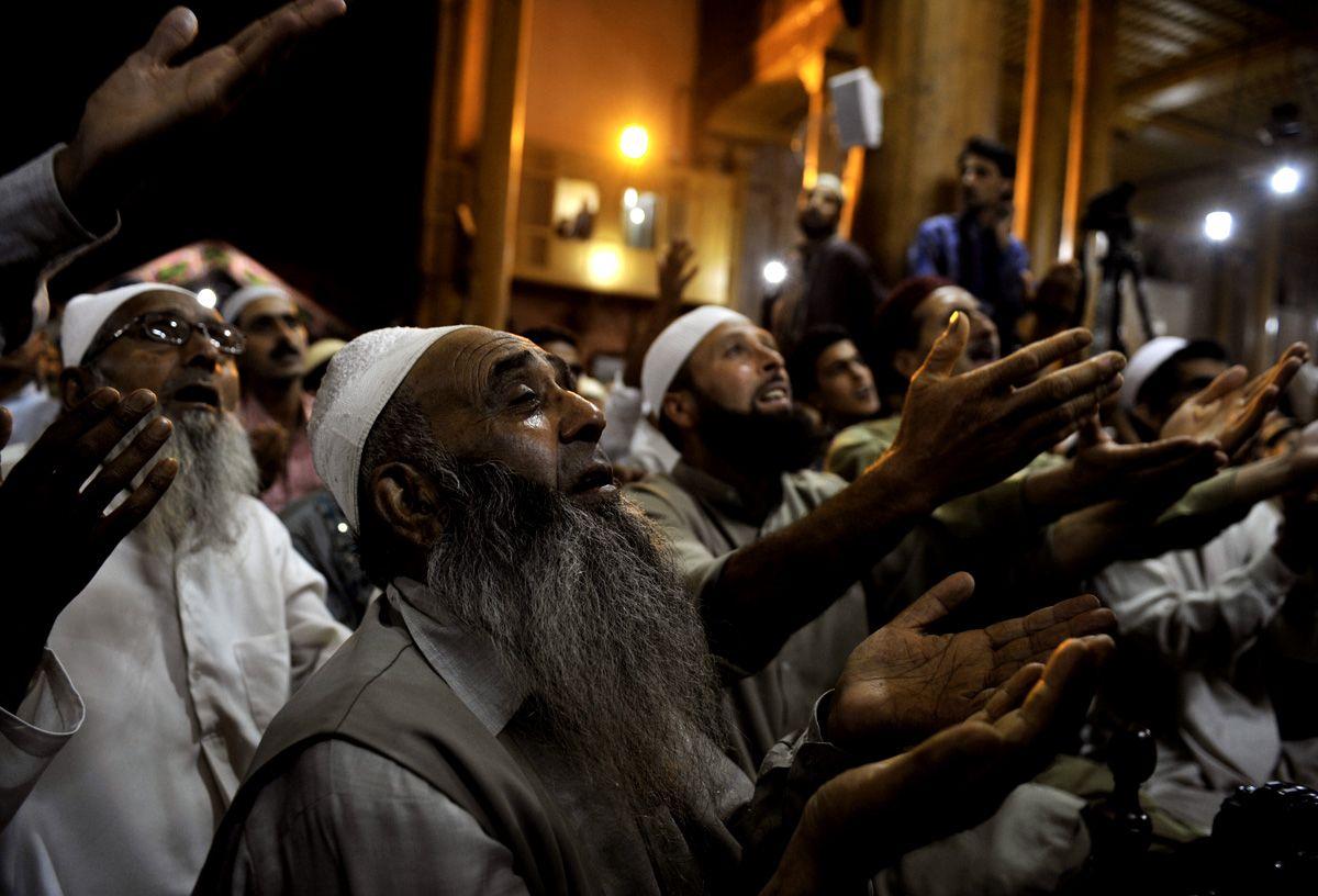 Kashmiri Muslims pray during Night of Power - Arabianbusiness