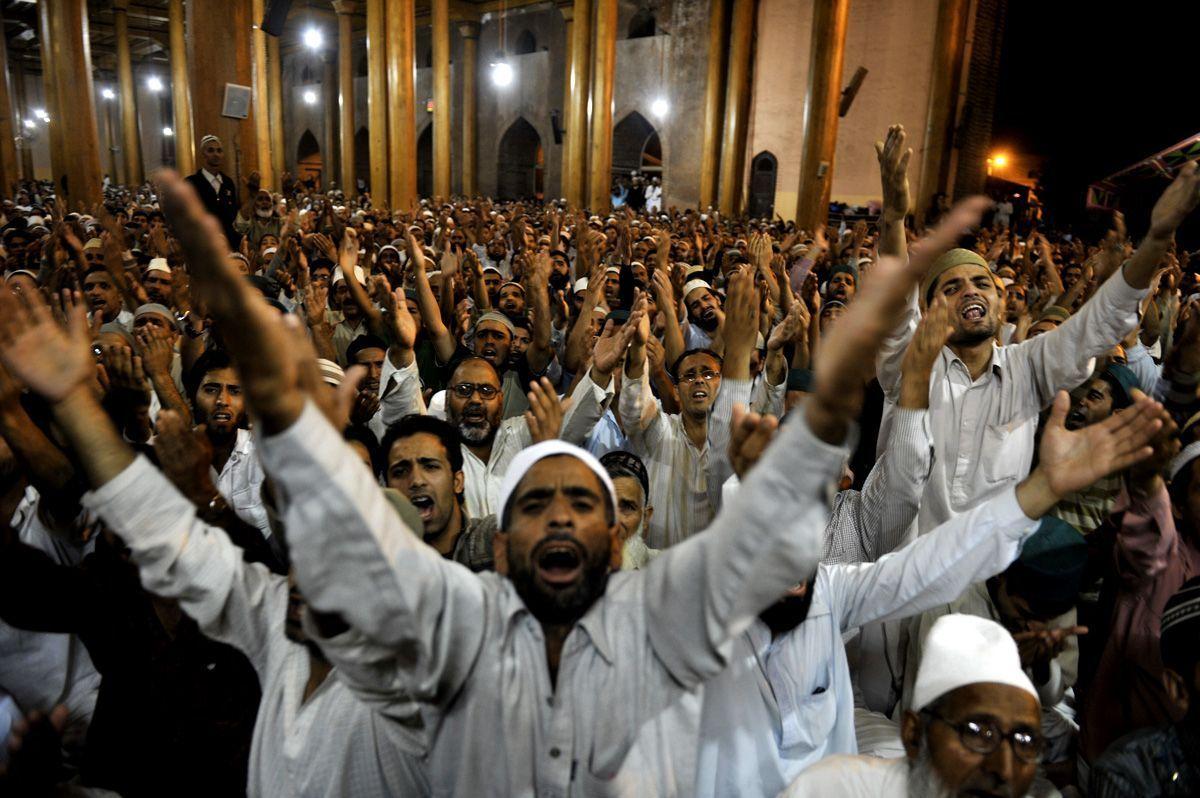 Kashmiri Muslims pray during Night of Power - Arabianbusiness